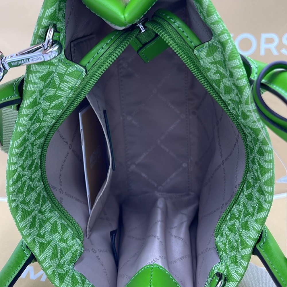 Michael Kors Mirella Small Ombré Signature Logo Crossbody Bag
COLOR JUNGLE
NWT - Picture 9 of 16